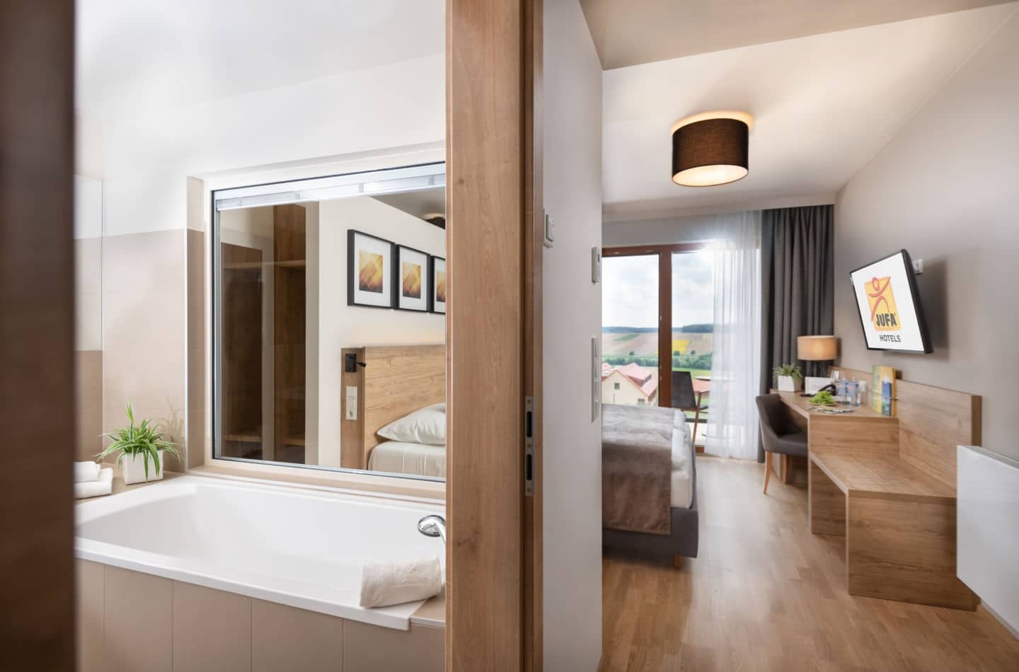 Doppelzimmer Plus im JUFA Hotel Neutal – Landerlebnis mit Badewanne