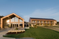 Außenansicht vom EventArium am JUFA Hotel Neutal – Landerlebnis im Herbst