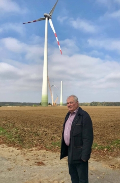 Bürgermeister Johann Balogh vor einem der zwei größeren Windräder: Der Turm wird zwei Meter höher sein als der Wiener Stephansdom. / Foto: Tesch