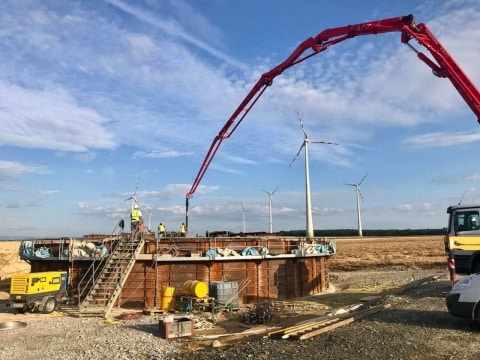 Eine Nikitscher Baustelle im Sommer. Die neuen Windräder sollen heuer noch Strom liefern. / Foto:Tesch