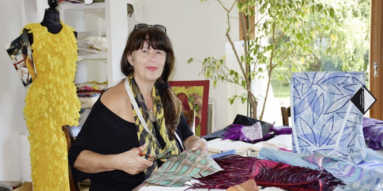 Marita Makowitschka an ihrem Arbeitsplatz, dem Ort ihres künstlerischen Schaffens / Foto: Pastorek