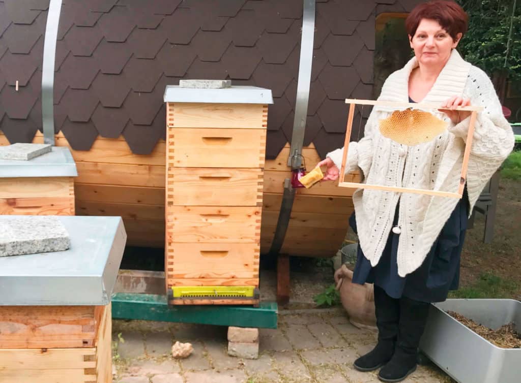 Foto Bio brigitte katona mit Bienenwabe in Lockenhaus