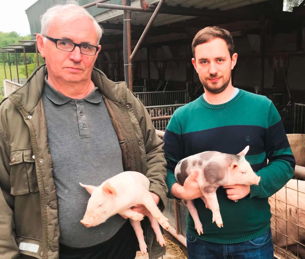 foto Bio Johann und Paul Schlögl mit Bio-Ferkel in Draßmarkt