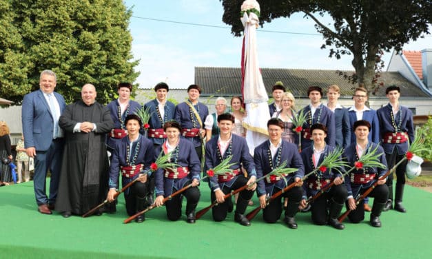 Die Fahnenschwinger erinnern an die Schlacht bei Lackenbach