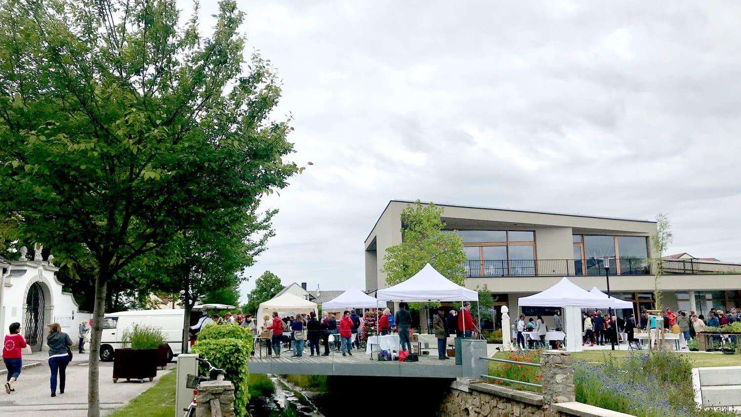 Bauernmarkt Totale mit Bach AUFMACHER